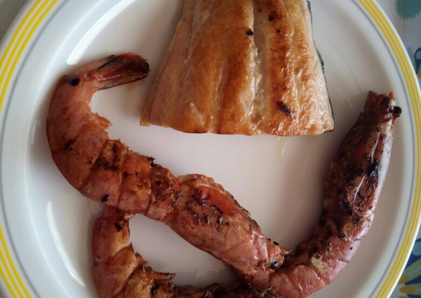 Salmón y gambones a la plancha