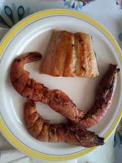 Una foto de Salmón y gambones a la plancha
