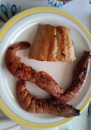 Una foto de Salmón y gambones a la plancha