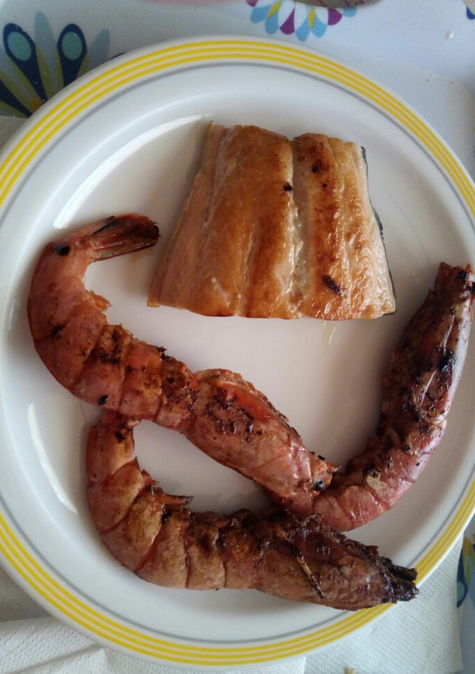 Una foto de Salmón y gambones a la plancha