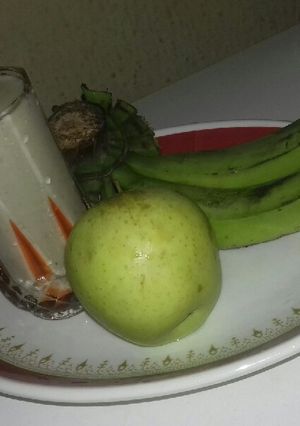 A picture of Banana and apple smoothie.