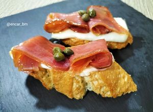 Una foto de Montadito de mojama con scamorza en airfryer