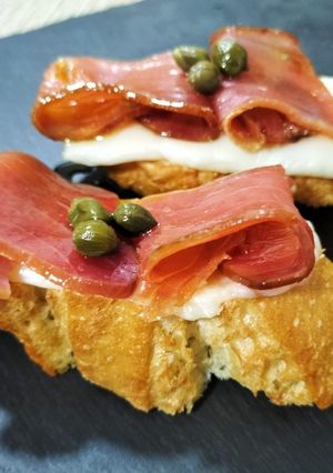 Una foto de Montadito de mojama con scamorza en airfryer