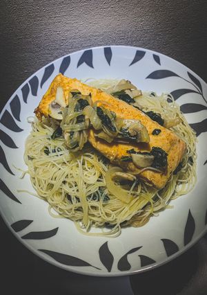 Una foto de Salmón en base de mantequilla y cúrcuma con pasta de arroz 🍚