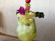 Una foto de cócteles con kiwi