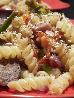 Una foto de Wok de pollo y tirabuzones