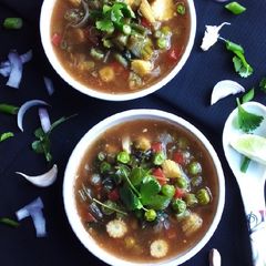 A picture of Baby corn soup with vegetables.