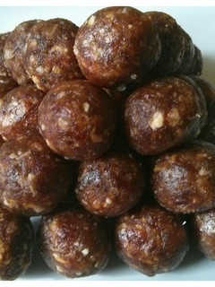 A picture of Khajur ke laddu.