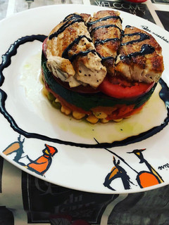 Una foto de Timbal de legumbre verdura y bonito fresco