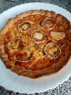 Una foto de Quiche de cebolla caramelizada y queso de cabra