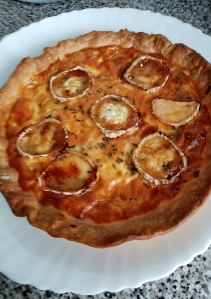 Una foto de Quiche de cebolla caramelizada y queso de cabra