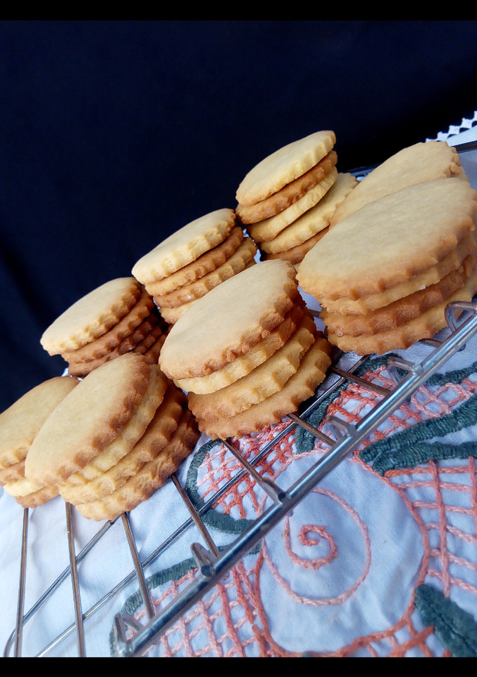 A picture of Butter cookies.