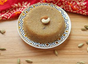 A picture of Rava sheera/suji ka halwa (with jaggery).