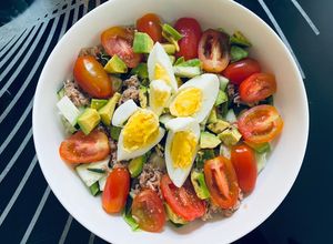 Une photo de Salade thon avocat tomate 🍅