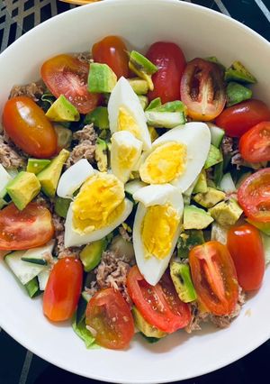 Une photo de Salade thon avocat tomate 🍅