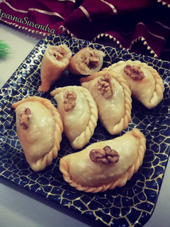 वॉलनट गुझिया(walnut Gujhiya recipe in hindi) रेसिपी मुख्य फोटो