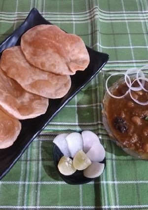 छोले भटूरे (Chole bhature recipe in marathi) रेसिपी चे मुख्य फोटो