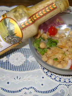 Una foto de Variedad de ensalada de bacalao y garbanzos