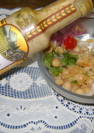 Una foto de Variedad de ensalada de bacalao y garbanzos