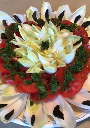 Une photo de Salade de jeunes endives, tomates grappe au persil frais et ail noir