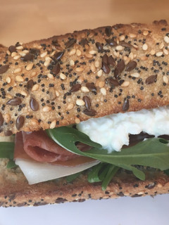 Una foto de Súper bocata de jamón con queso fresco granulado y rúcula