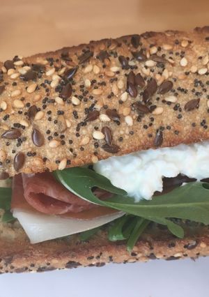 Foto principal de Súper bocata de jamón con queso fresco granulado y rúcula
