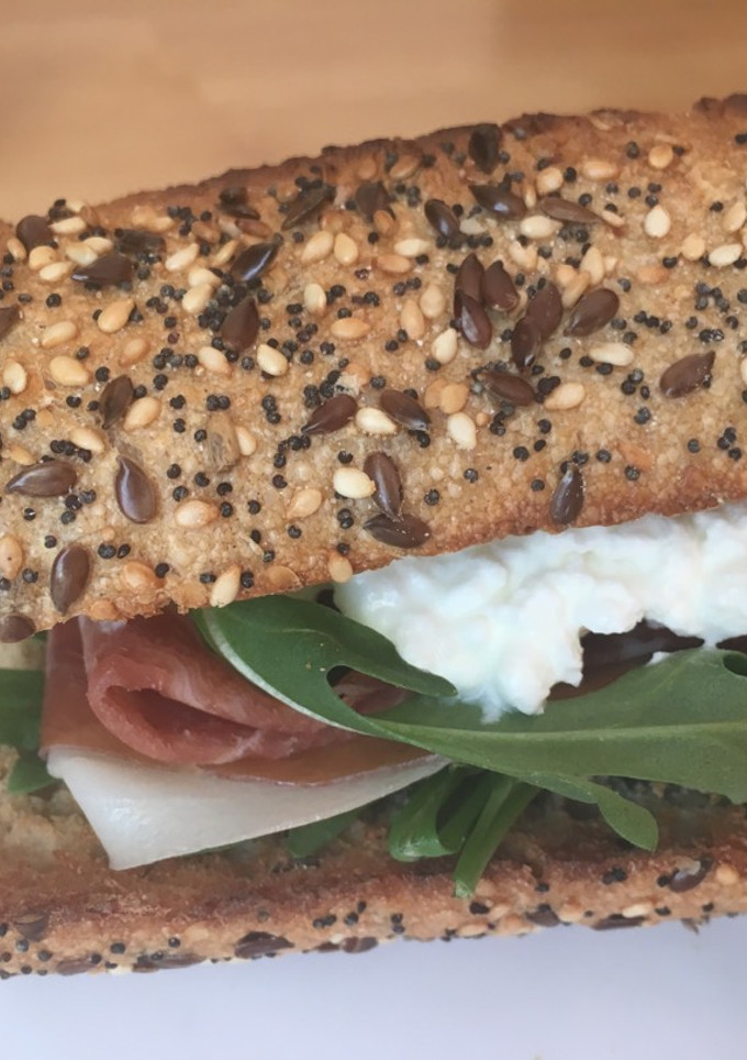 Una foto de Súper bocata de jamón con queso fresco granulado y rúcula