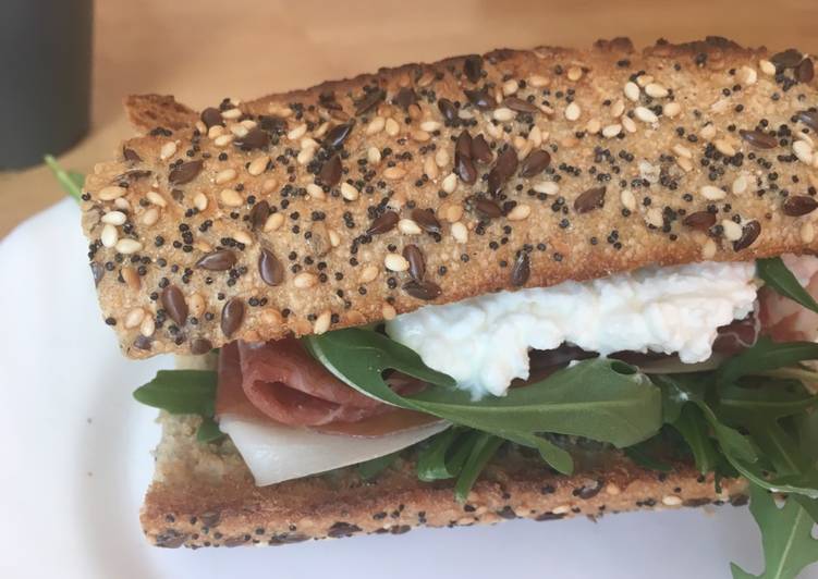 Súper bocata de jamón con queso fresco granulado y rúcula