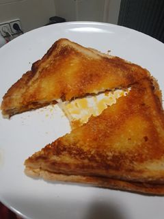 Una foto de Sándwich de sobrasada y emmental