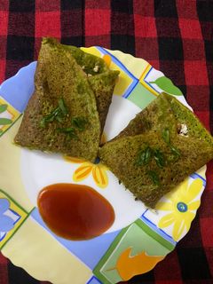 पनीर स्टफ़्ड पालक चीला (Paneer stuffed palak cheela recipe in Hindi) रेसिपी मुख्य फोटो