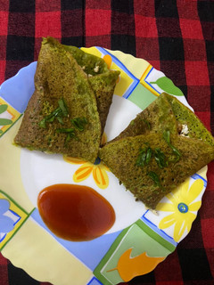 पनीर स्टफ़्ड पालक चीला (Paneer stuffed palak cheela recipe in Hindi) रेसिपी मुख्य फोटो