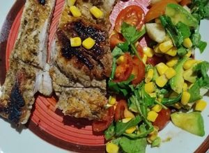 Una foto de Pechito de Cerdo a la Plancha con Toque de Miel y Ensalada Fresca