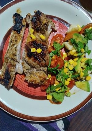 Una foto de Pechito de Cerdo a la Plancha con Toque de Miel y Ensalada Fresca