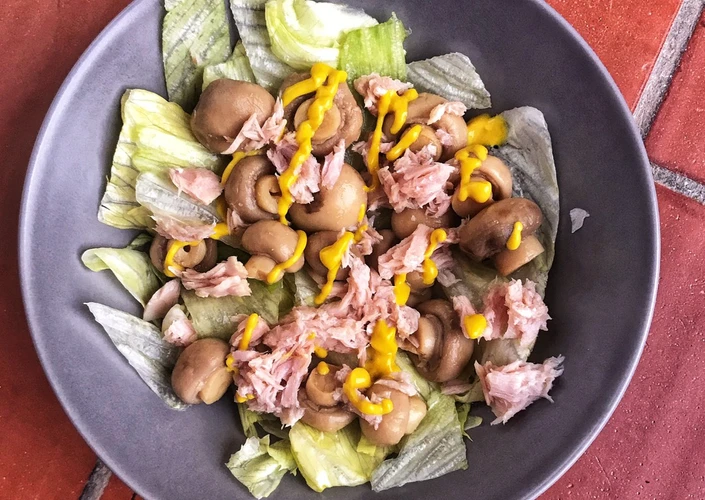 Manera fácil Preparar  Ensalada de champiñón y atún 🥗