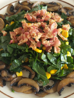 Una foto de Ensalada de espinacas con tocino