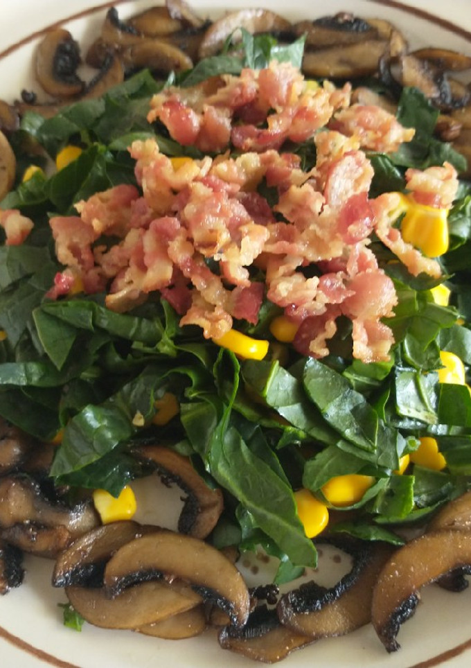 Una foto de Ensalada de espinacas con tocino