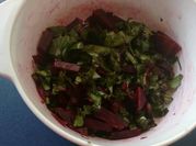 Una foto de ensalada de remolacha y manzana