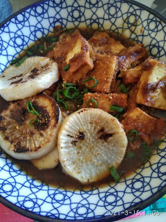 Una foto de Ramen con nabo, tofu y caldo de carne