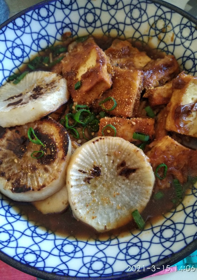 Una foto de Ramen con nabo, tofu y caldo de carne
