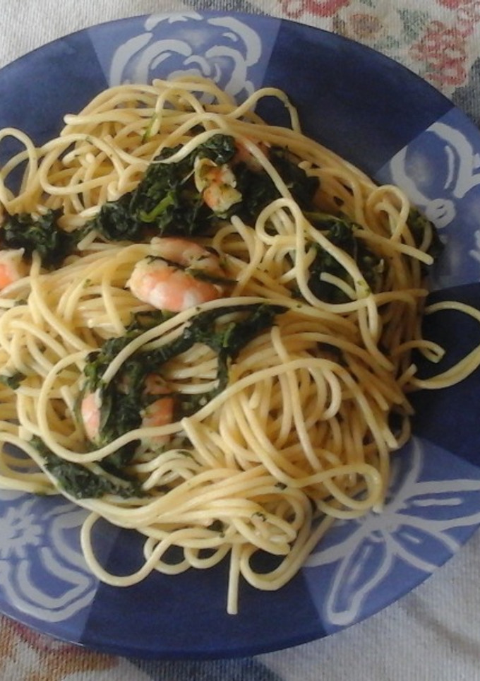 Una foto de Spaguettis con gambas y espinacas