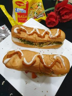 मैगी मसाला हॉट डॉग (maggi masala hot dog recipe in Hindi) रेसिपी मुख्य फोटो