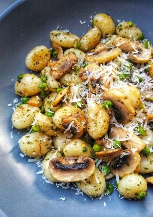 A picture of Gnocchi, Mushrooms & Peas In A Garlic Butter Sauce.