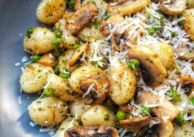 Recipe of Speedy Gnocchi, Mushrooms &amp; Peas In A Garlic Butter Sauce