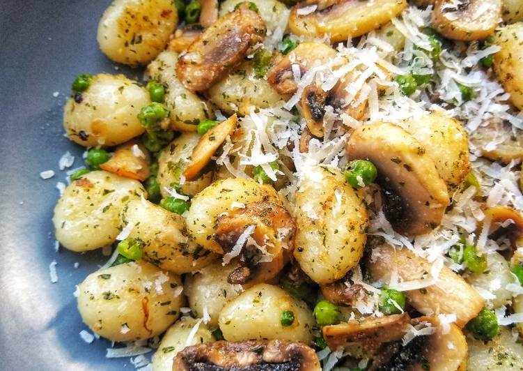 Gnocci, Mushrooms & Peas In A Garlic Butter Sauce