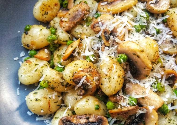 Easiest Way to Prepare Homemade Gnocci, Mushrooms & Peas In A Garlic Butter Sauce