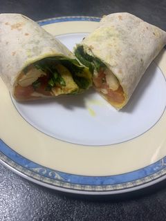 Una foto de Wrap de pollo, espinacas y tomate