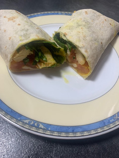 Una foto de Wrap de pollo, espinacas y tomate