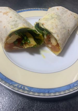 Una foto de Wrap de pollo, espinacas y tomate
