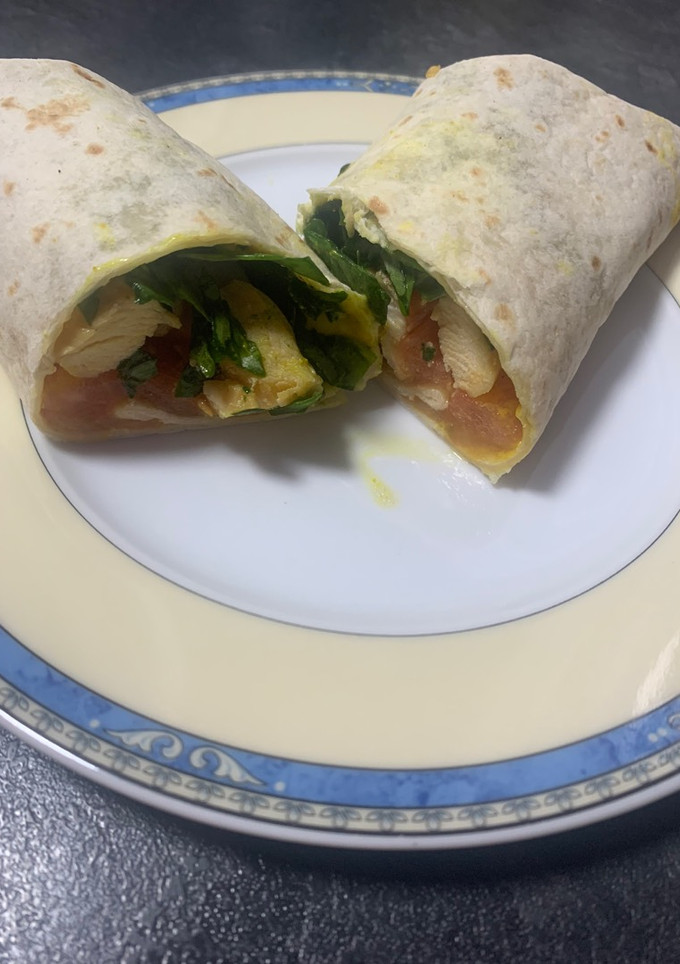 Una foto de Wrap de pollo, espinacas y tomate