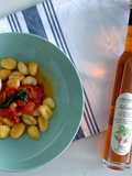 Gnocchi com tomate cherry e queijo burrata